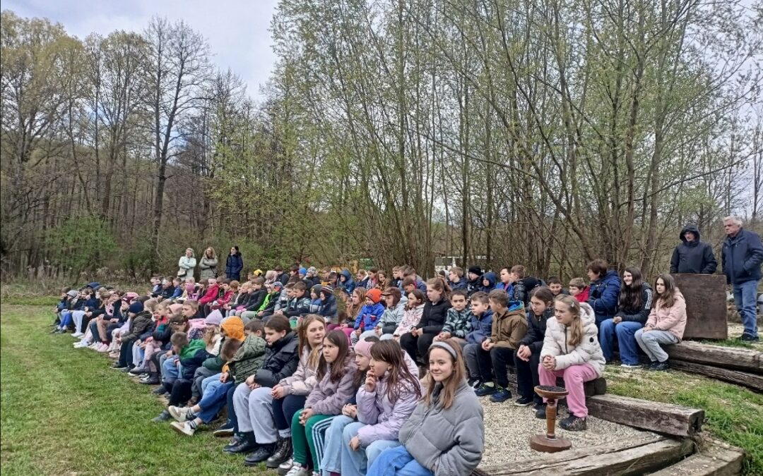 Toplički učenici učili o pticama grabljivicama