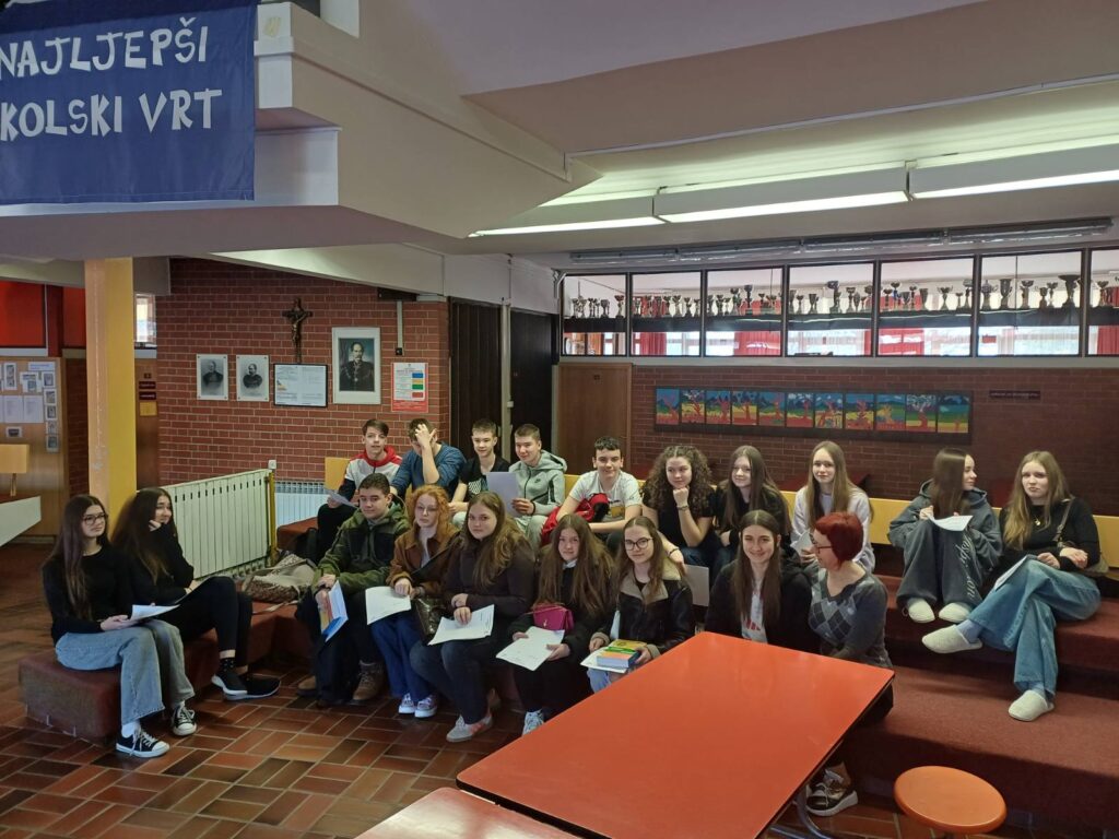 U našoj školi već se dugi niz godina provodi DSD nastava (Deutsches Sprachdiplom) koja učenicima omogućuje stjecanje međunarodno priznatog certifikata znanja njemačkog jezika.