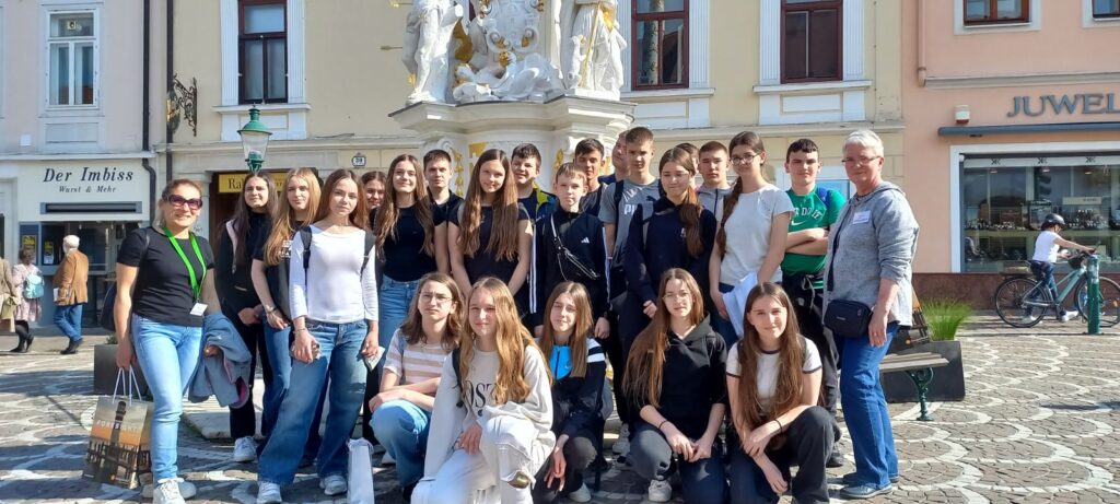 Terenska nastava DSD učenika u Burgnland (Gradišće) Učenici 7. i 8. razreda koji pohađaju izvannastavnu aktivnost DSD u petak, 17. travnja, sudjelovali su na terenskoj nastavi u Burgenland (Gradišće), Republika Austrija, u pratnji učiteljica Marije Filipović i Ivančice Svetec.